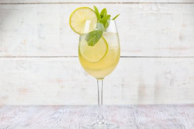 Taze yaz içkisi. Taze limonata. Hafif ahşap zemin üzerinde limonata