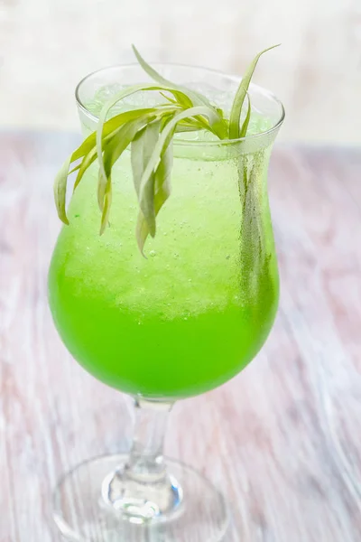 Frische Sommergetränke. Limonade-Estragon. frische Limonade. Limonade auf hellem Holzgrund — Stockfoto