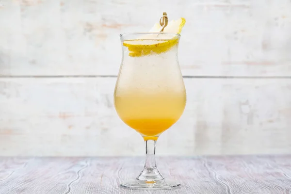 Boisson fraîche d'été. limonade de poire. Une limonade fraîche. Citronnade sur un fond en bois clair — Photo