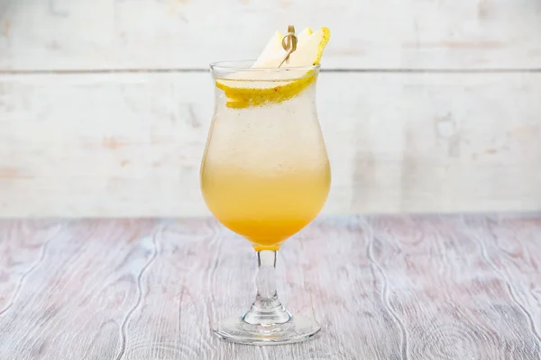 Bebida fresca de verão. limonada de pêra. Limonada fresca. Limonada em um fundo de madeira leve — Fotografia de Stock