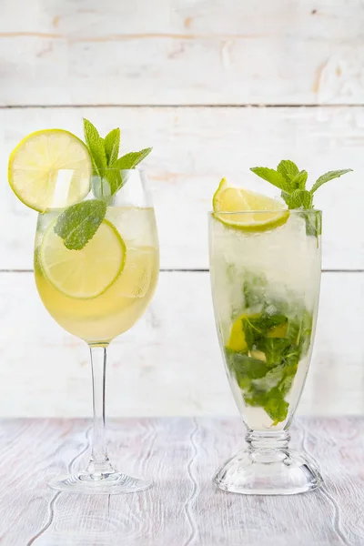 Frische Sommergetränke. frische Limonade. Limonade auf hellem Holzgrund — Stockfoto