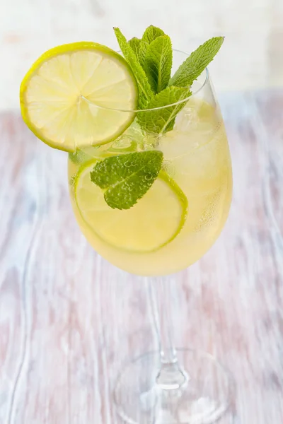 Frische Sommergetränke. frische Limonade. Limonade auf hellem Holzgrund — Stockfoto