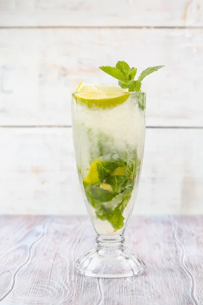 Frische Sommergetränke. frische Limonade. Limonade auf hellem Holzgrund — Stockfoto