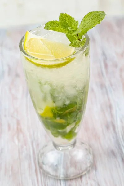 Frische Sommergetränke. frische Limonade. Limonade auf hellem Holzgrund — Stockfoto