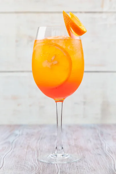 Vidro de aperol spritz cocktail isolado no fundo branco — Fotografia de Stock