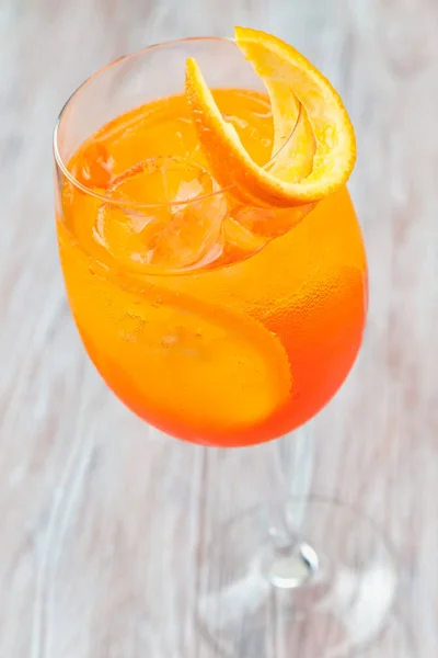 Vaso de aperol spritz cóctel aislado sobre fondo blanco — Foto de Stock