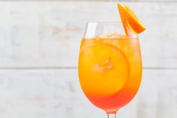 Vidro de aperol spritz cocktail isolado no fundo branco — Fotografia de Stock