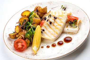 Garnitürlü ızgara kalamar. Sebzeli ve limonlu kızarmış patates.