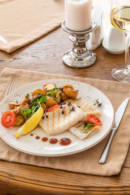 Kızarmış kalamar ve yanında da garnitür.