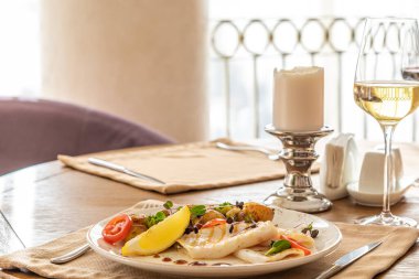 Kızarmış kalamar ve yanında da garnitür.