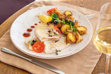 Kızarmış kalamar ve yanında da garnitür.