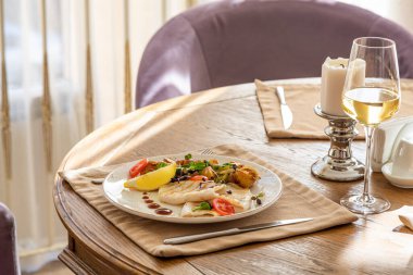 Kızarmış kalamar ve yanında da garnitür.