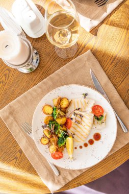 Kızarmış kalamar ve yanında da garnitür.