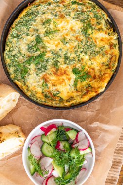 Maydanoz ve dereotlu tavada omlet. Taze ekmek ve taze sebzelerle servis yapın..