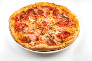 Beyaz tabakta jambonlu, sosisli ve domatesli pizza