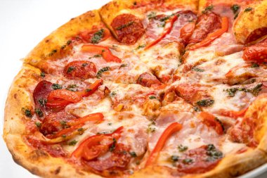 Beyaz tabakta jambonlu, sosisli ve domatesli pizza