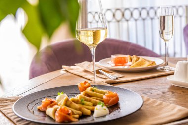 Bir bardak beyaz şarap ve atıştırmalık. Kırmızı balık ve peynirli gözleme için..