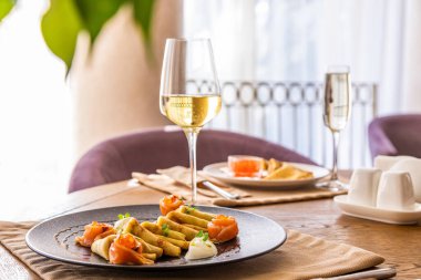 Bir bardak beyaz şarap ve atıştırmalık. Kırmızı balık ve peynirli gözleme için..