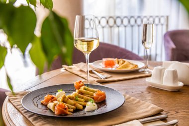 Bir bardak beyaz şarap ve atıştırmalık. Kırmızı balık ve peynirli gözleme için..