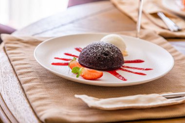 Çikolatalı şeker. Çikolatalı tatlı, reçelli ve çilekli tabak..