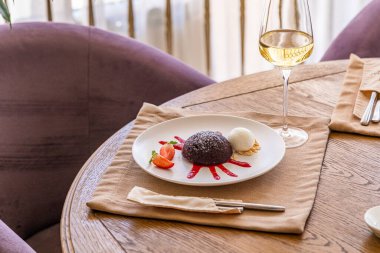 Çikolatalı şeker. Çikolatalı tatlı, reçelli ve çilekli tabak..