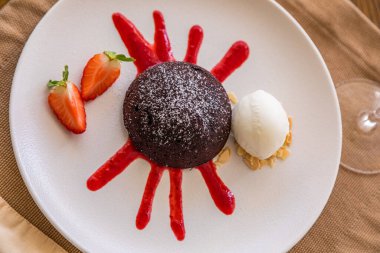 Çikolatalı şeker. Çikolatalı tatlı, reçelli ve çilekli tabak..