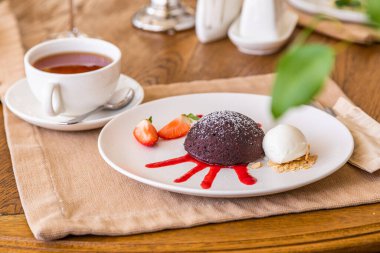 Çikolatalı şeker. Çikolatalı tatlı, reçelli ve çilekli tabak..