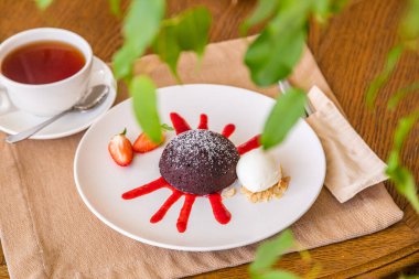 Çikolatalı şeker. Çikolatalı tatlı, reçelli ve çilekli tabak..