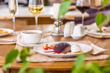 Çikolatalı şeker. Çikolatalı tatlı, reçelli ve çilekli tabak..