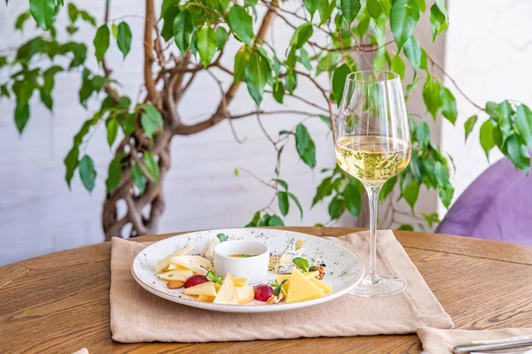 Bandeja Queso Plato Con Una Variedad Quesos Bocadillos Copa Vino — Foto de Stock