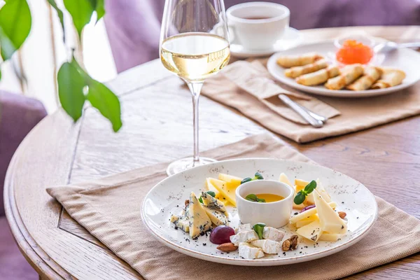 Bandeja Queso Plato Con Una Variedad Quesos Bocadillos Copa Vino — Foto de Stock