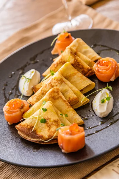 Geleneksel Rus mutfağı. Kırmızı havyarlı ve peynirli krep..