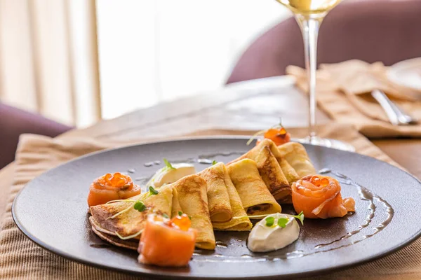 Geleneksel Rus mutfağı. Kırmızı havyarlı ve peynirli krep..