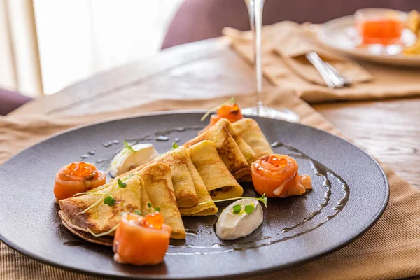 Geleneksel Rus mutfağı. Kırmızı havyarlı ve peynirli krep..