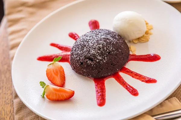 Çikolatalı şeker. Çikolatalı tatlı, reçelli ve çilekli tabak..