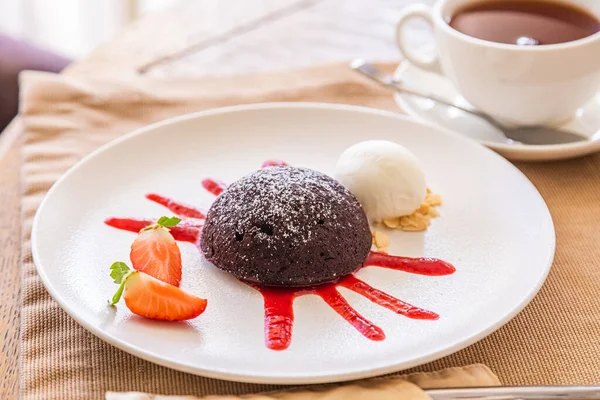 Çikolatalı şeker. Çikolatalı tatlı, reçelli ve çilekli tabak..