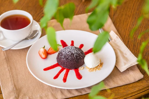 Çikolatalı şeker. Çikolatalı tatlı, reçelli ve çilekli tabak..