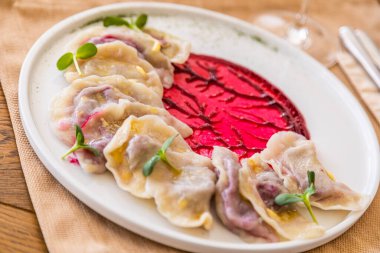 Kirazlı börek. Geleneksel Ukrayna yemeği. Nane yapraklarıyla süslenmiş..