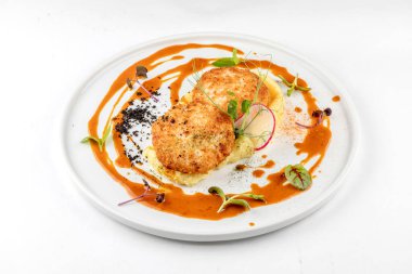 Süslü tabakta patates püresi ile pirzola. Beyaz arkaplan.