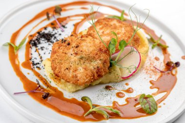 Süslü tabakta patates püresi ile pirzola. Beyaz arkaplan.