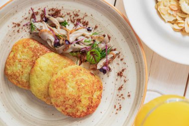 Patates pirzolası, marine edilmiş mantar garnitürü. ışık arkaplanı doğal ışık.