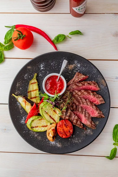 Medium Rare Steak Grilled Vegetables Dish Served Tomato Sauce Tabasco — Stock Photo, Image