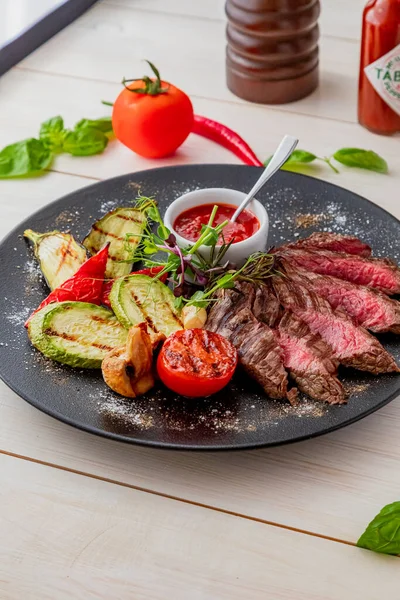 Medium Rare Steak Grilled Vegetables Dish Served Tomato Sauce Tabasco — Stock Photo, Image