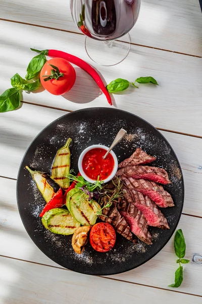 Chopped Medium Rare Steak Grilled Vegetables Dish Served Tomato Sauce — Stock Photo, Image
