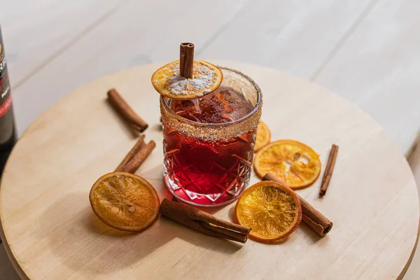 Porto şarabı kokteyli süslenmiş. Işık arkaplan, doğal ışıklandırma