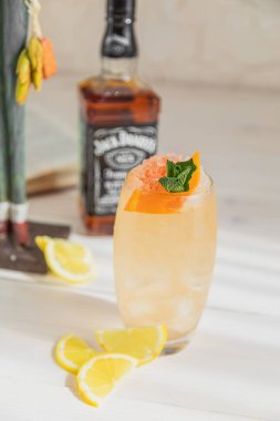 SOCHI, RUSSIA - 1203 20: Jack Daniel 'in 7 numarasına dayanan taze kokteyl. Işık arkaplan, doğal ışıklandırma