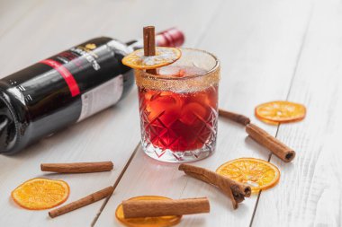 SOCHI, RUSSIA - 1203 20: JWarre 's Heritage Ruby Limanı' na dayanan kokteyl. Işık arkaplan, doğal ışıklandırma