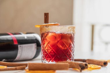 SOCHI, RUSSIA - 1203 20: JWarre 's Heritage Ruby Limanı' na dayanan kokteyl. Işık arkaplan, doğal ışıklandırma