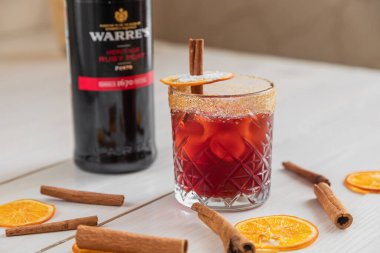 SOCHI, RUSSIA - 1203 20: JWarre 's Heritage Ruby Limanı' na dayanan kokteyl. Işık arkaplan, doğal ışıklandırma