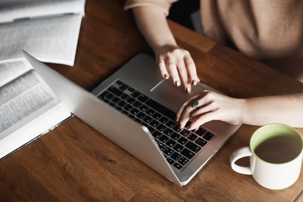 Vakit nakittir. Atış odaklı kadın masada, laptop klavye, yazarak ofiste oturan kırpılmış okuma, çay içme, yabancı dil ile çalışırken sözlük bilgilerini kontrol.